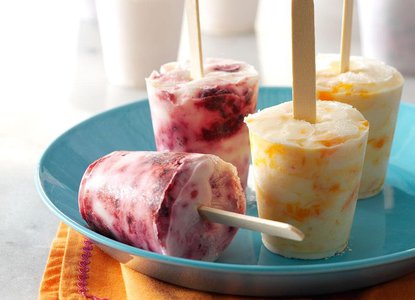Frozen yoghurt and berry pops